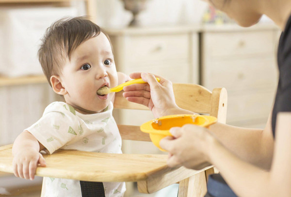 什么時(shí)候可以給寶寶加輔食？輔食添加要避開這8種情況(圖2)